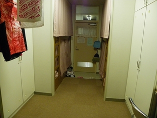 部屋内部から廊下側へ撮影